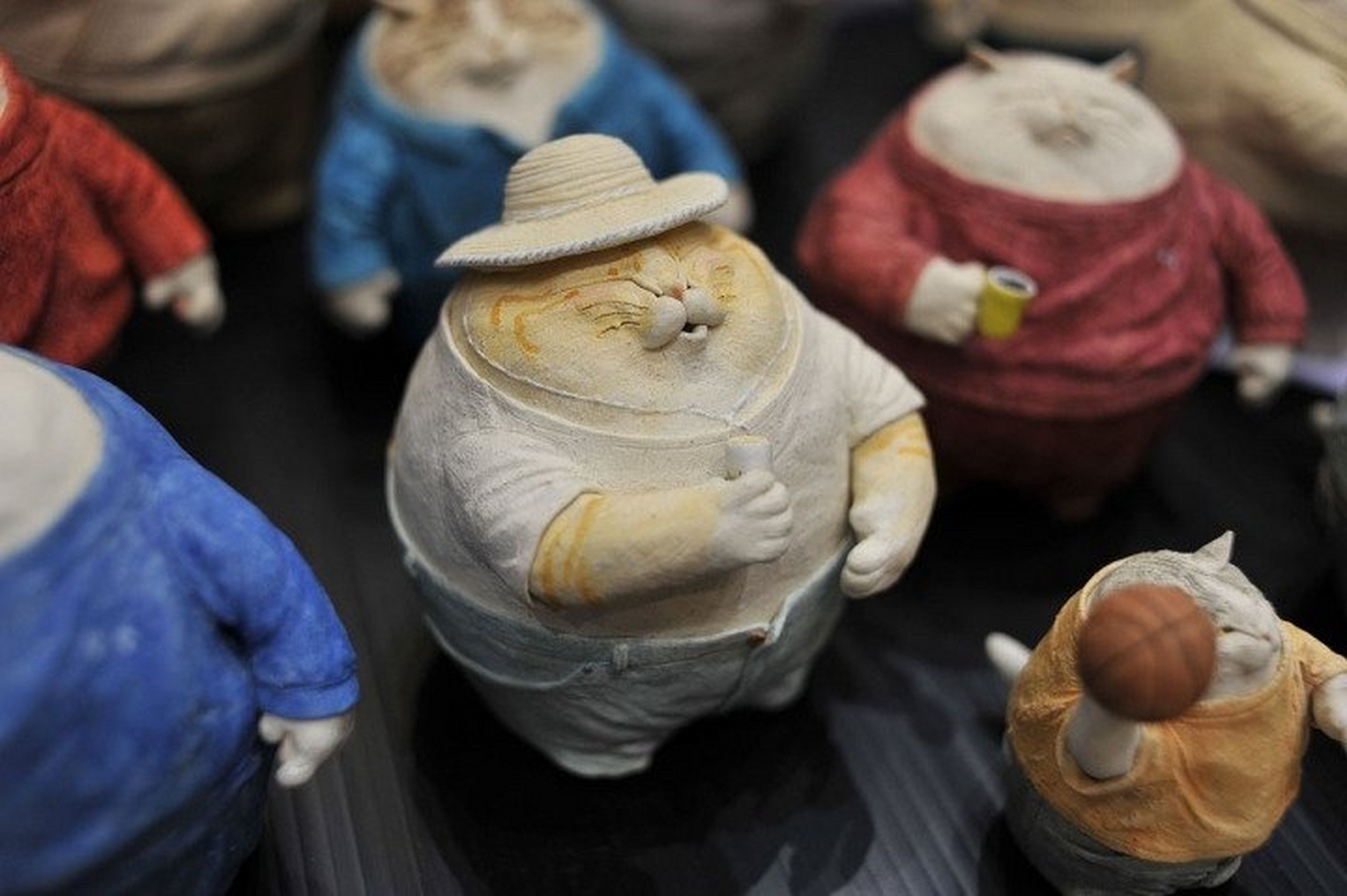 日本雕塑家 masaki tak 的黏土艺术作品,这群快乐的肥喵,可爱而亲切.