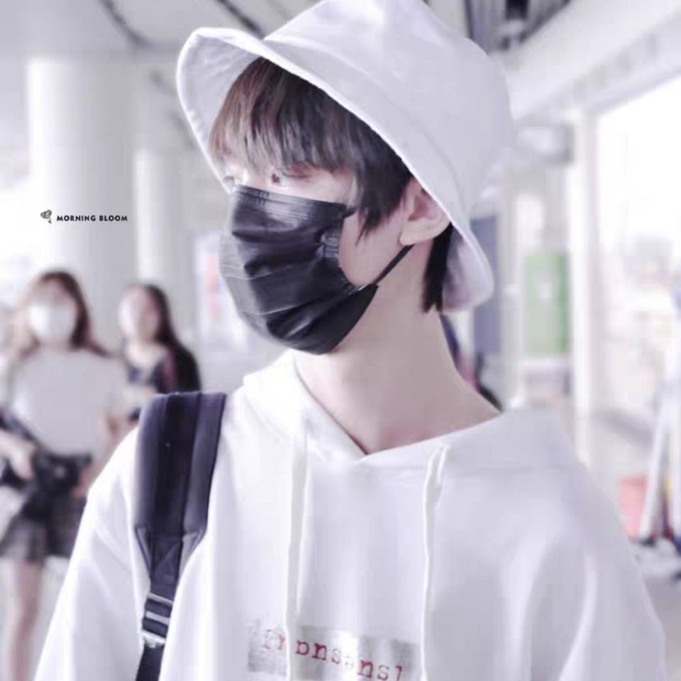 戴口罩的程程也是帅气的"#丁程鑫# @时代少年团丁程鑫 疫情期间壁邻