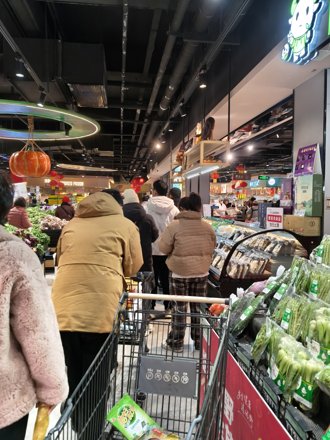 街上冷冷清清,没想到超市人山人海