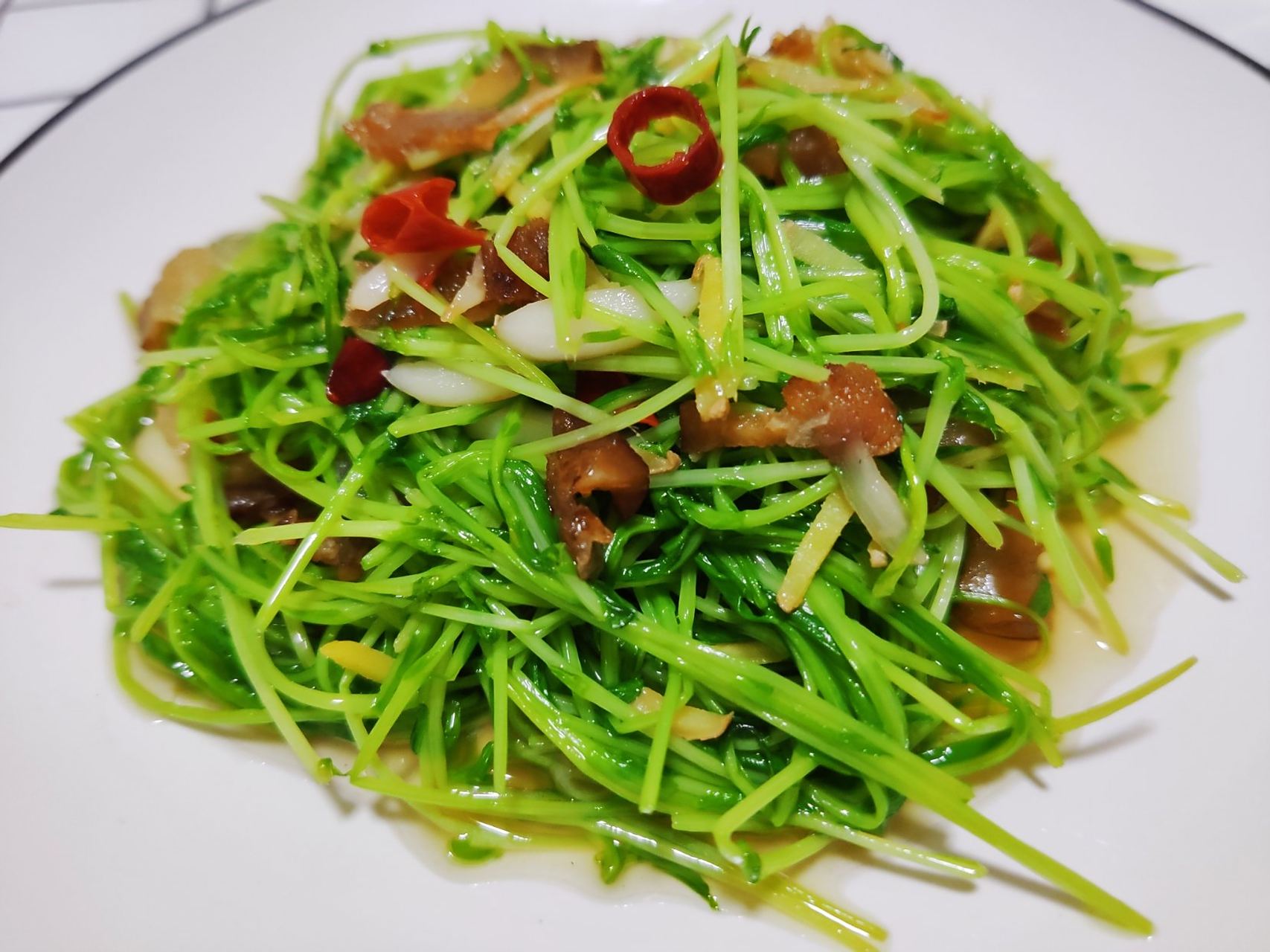 家常菜谱# 【炝炒松柳菜】  所需食材>:松柳菜,秘制腊肉,蒜瓣,干澜贩