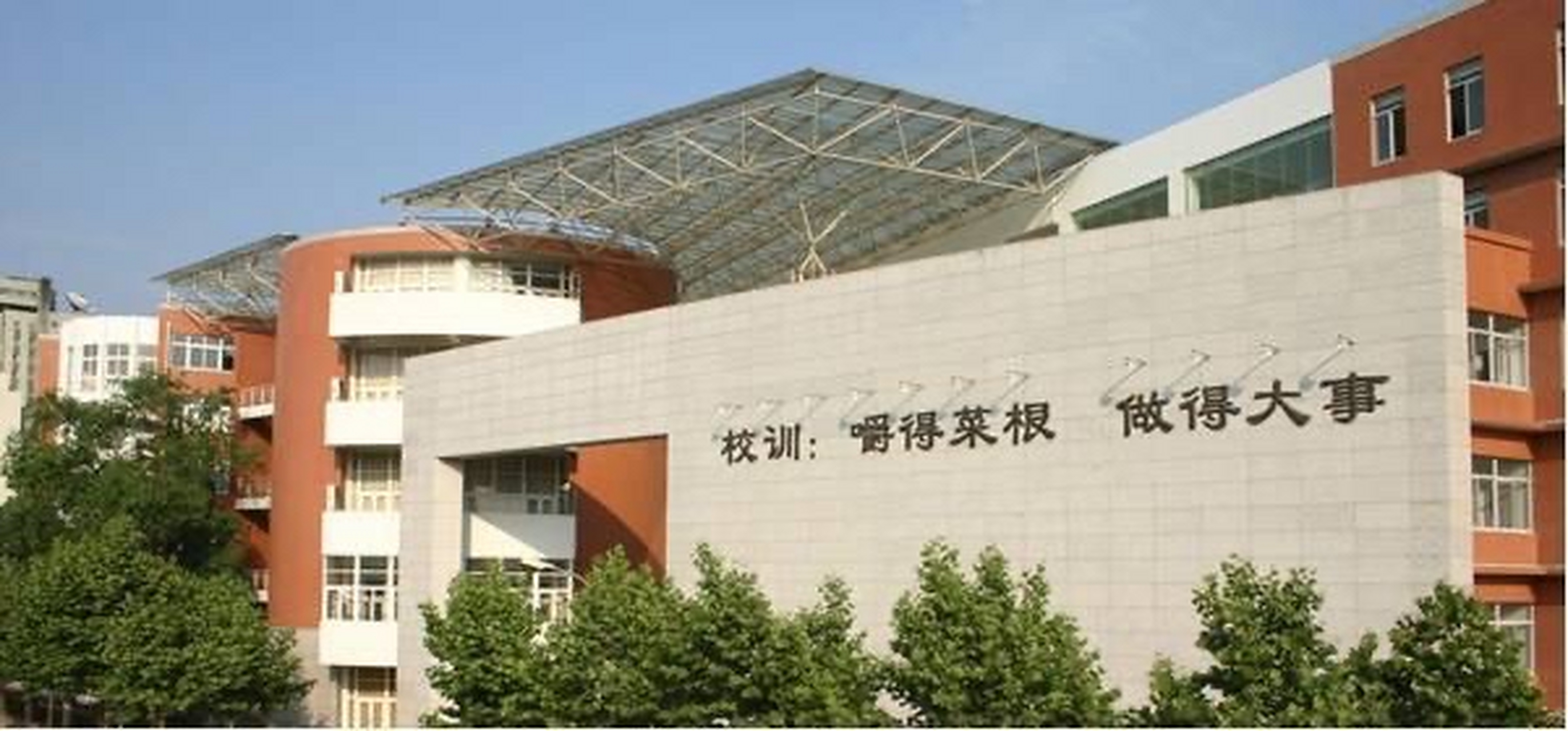 南师附中江宁分校位于南京江宁九龙湖校区,是江宁乃至整个南京响当当
