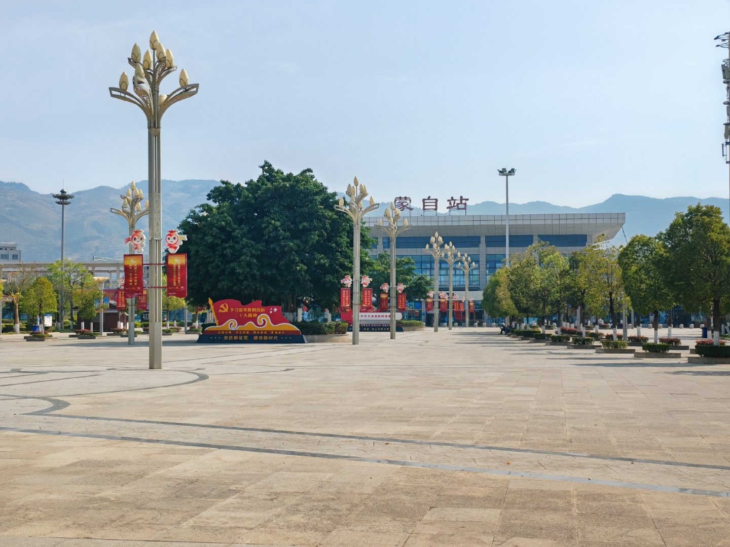 如果广场中间没有几颗大树,旅客一眼就能看见蒙自站几个大字,而且广场