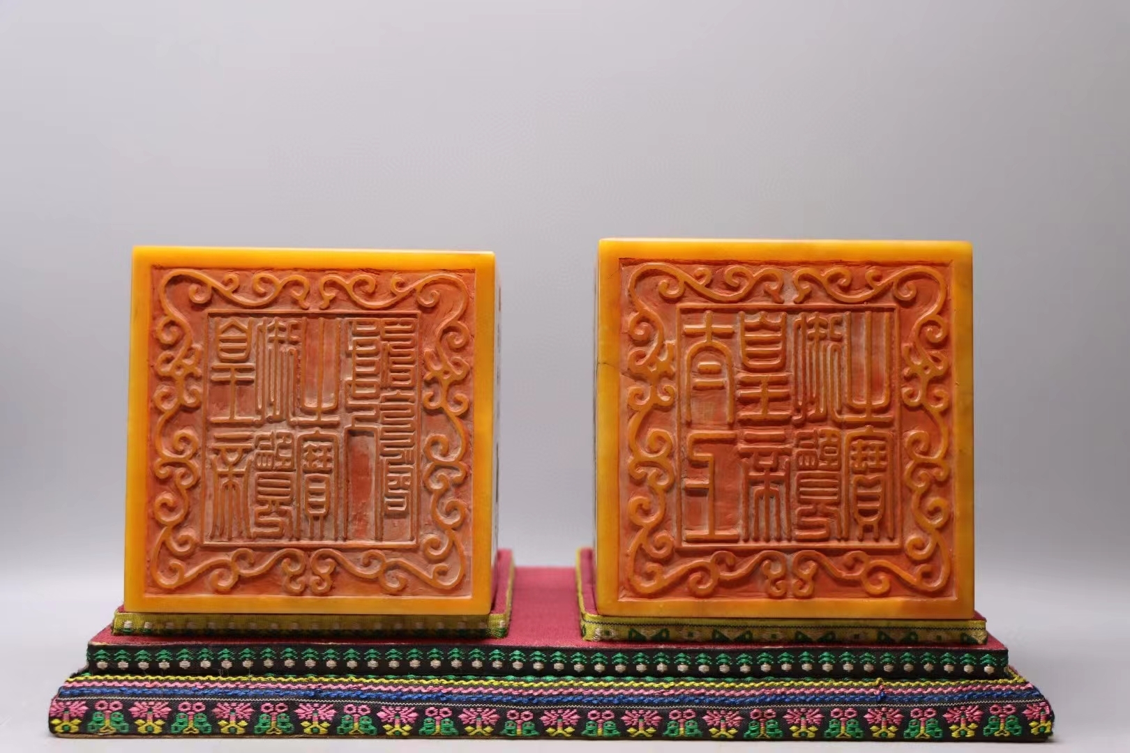 乾隆宝玺素具记事,纪盛之能,每遇国之大事,必制玺以纪之,此玺亦不例外