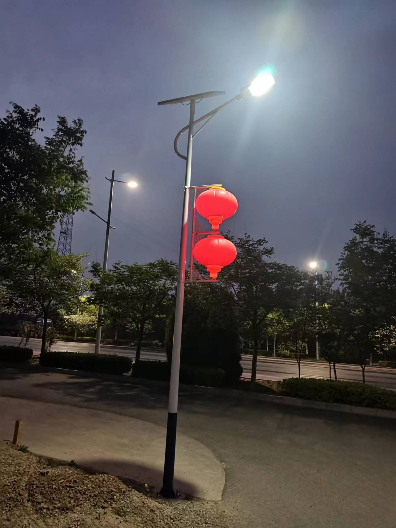 干净整洁的乡村道路,夜幕降临,街灯初上,大红灯笼太阳能路灯及照亮了