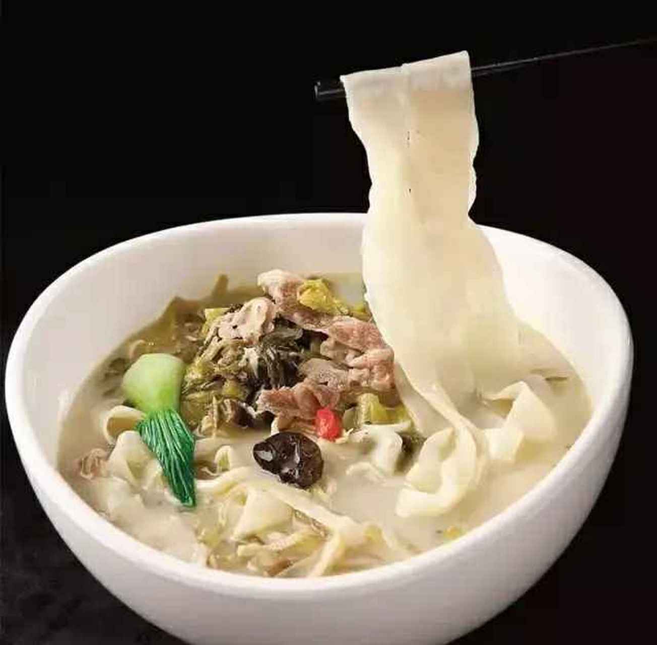 旅途美食小吃# 河南烩面中最传统的版本是羊汤滋补款,群众基础虽然