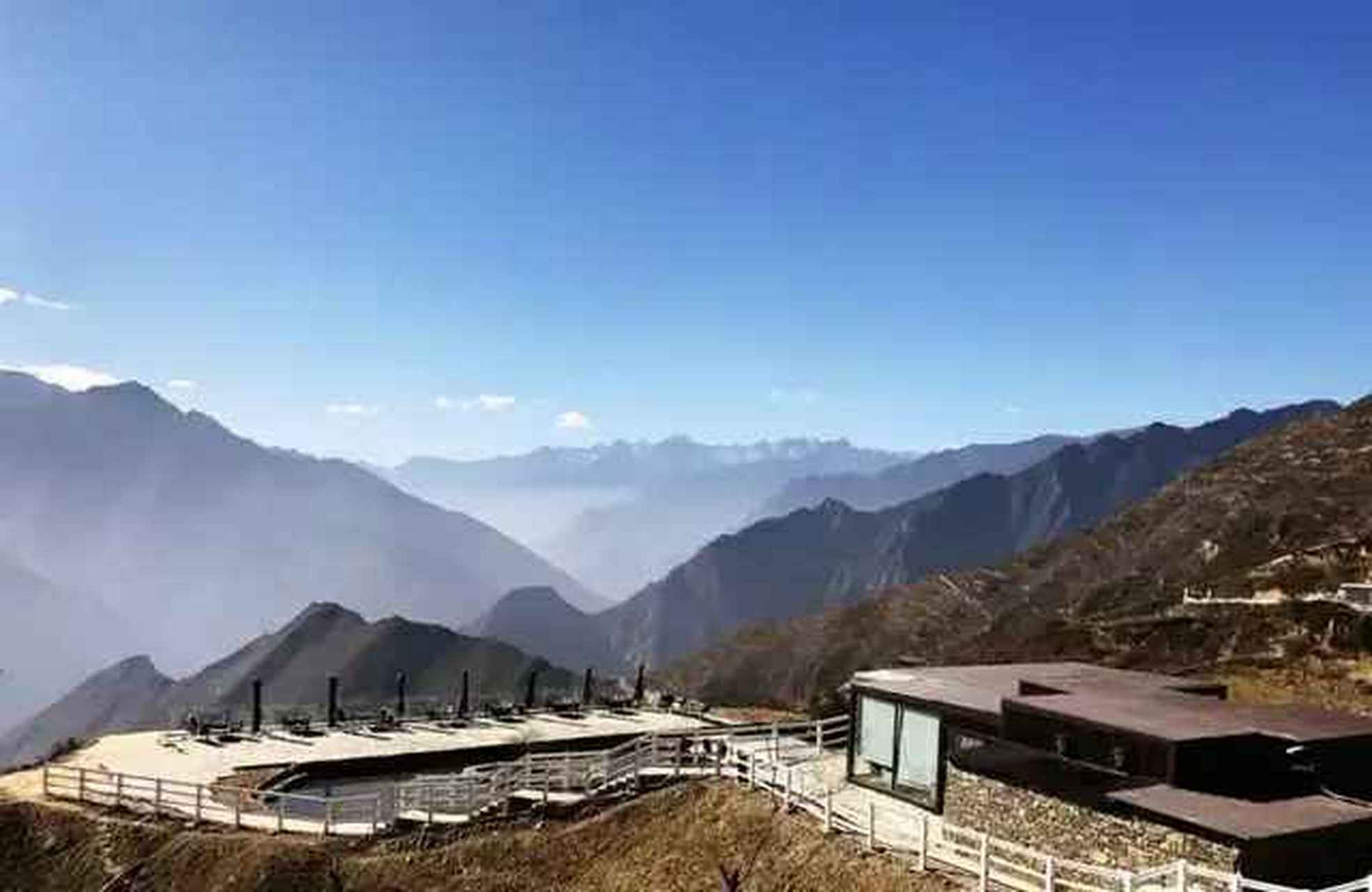 网红民宿# 浮云牧场位于理县通化乡西山村,是一家云海景观民宿,民宿