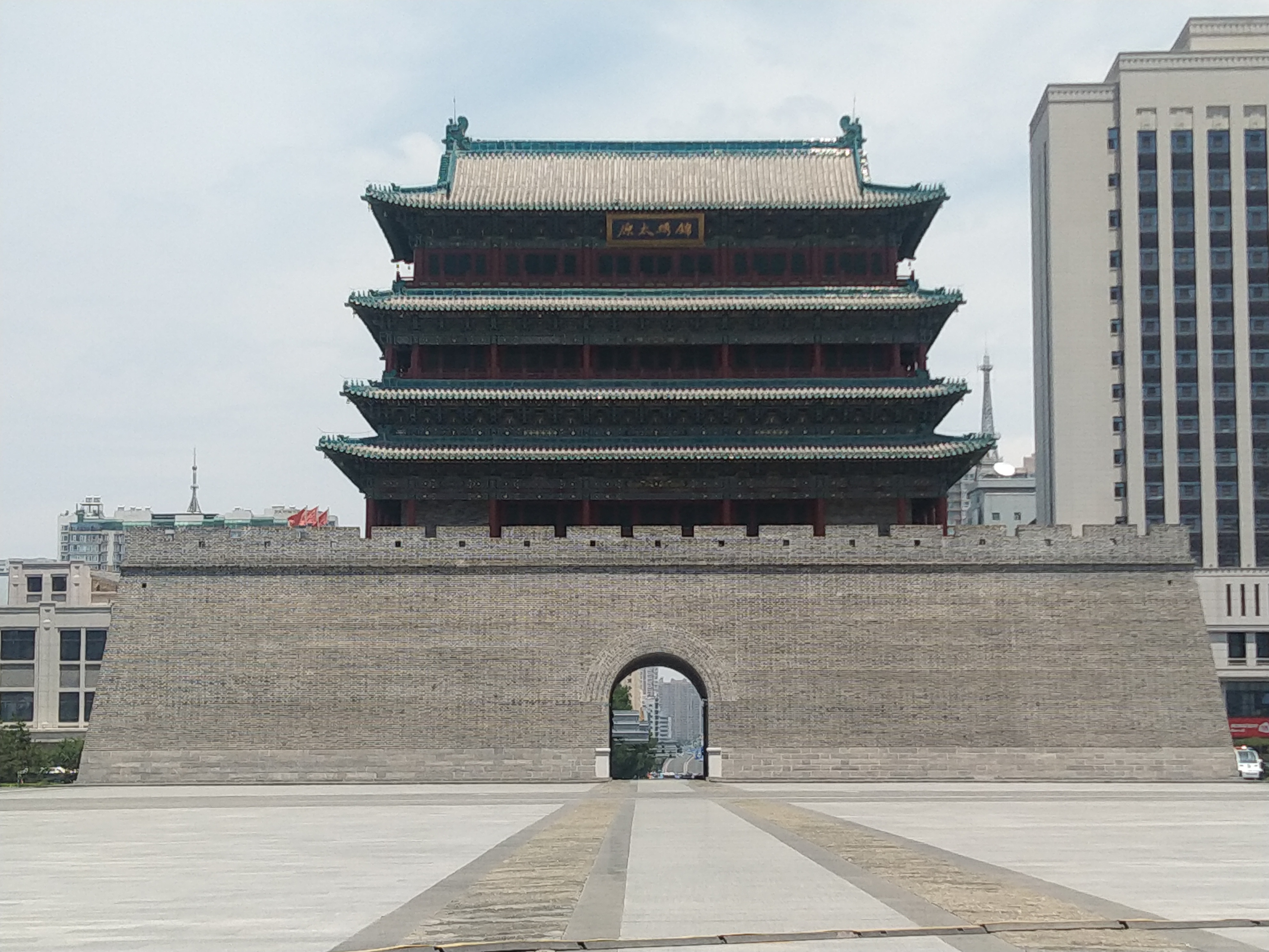 太原五一广场的"首义门"和北大街明代建筑"拱极门"