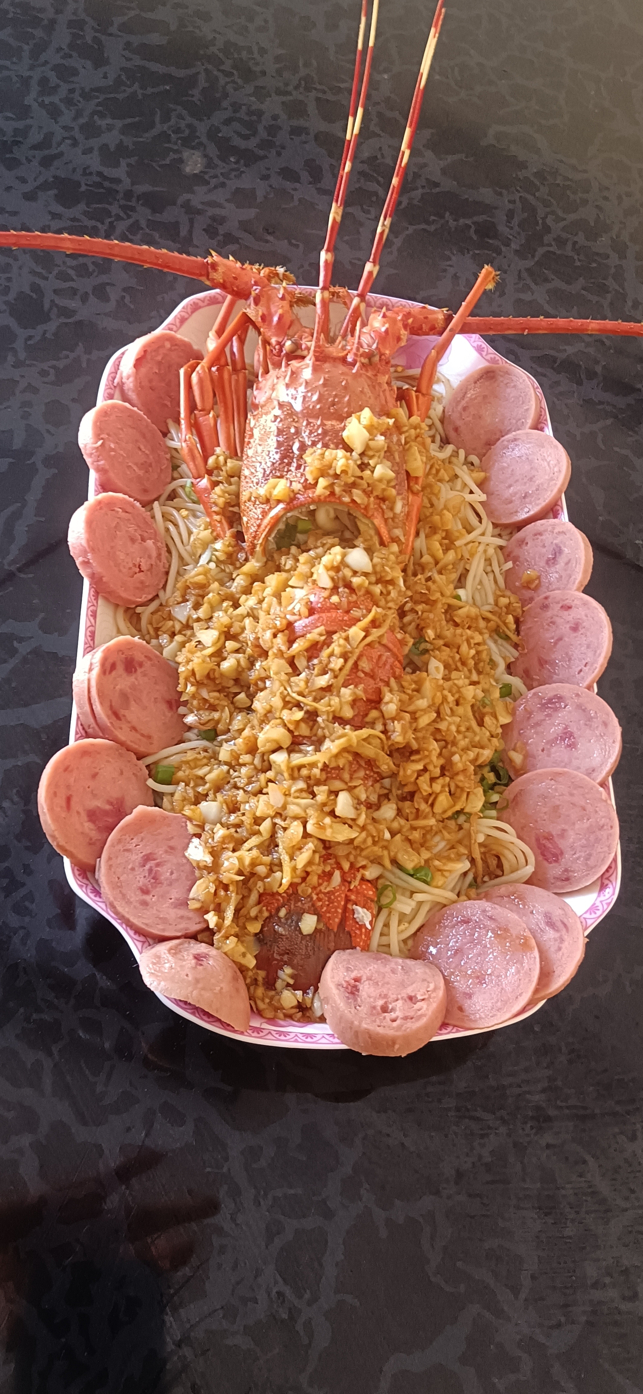 这是我朋友家的春节盛宴,一道色香味俱佳的龙虾大餐!