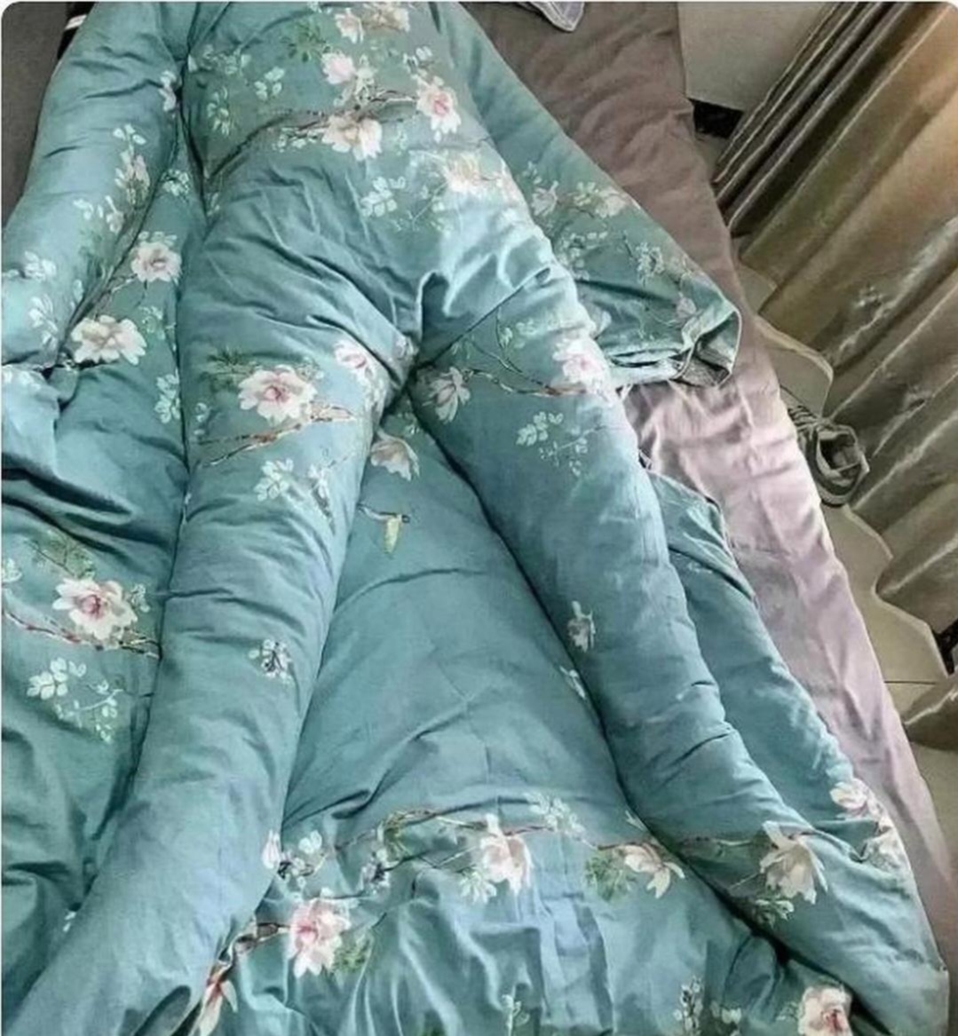 这是准备迎接冬天的到来啊!裹这么严实可不会冻着他了