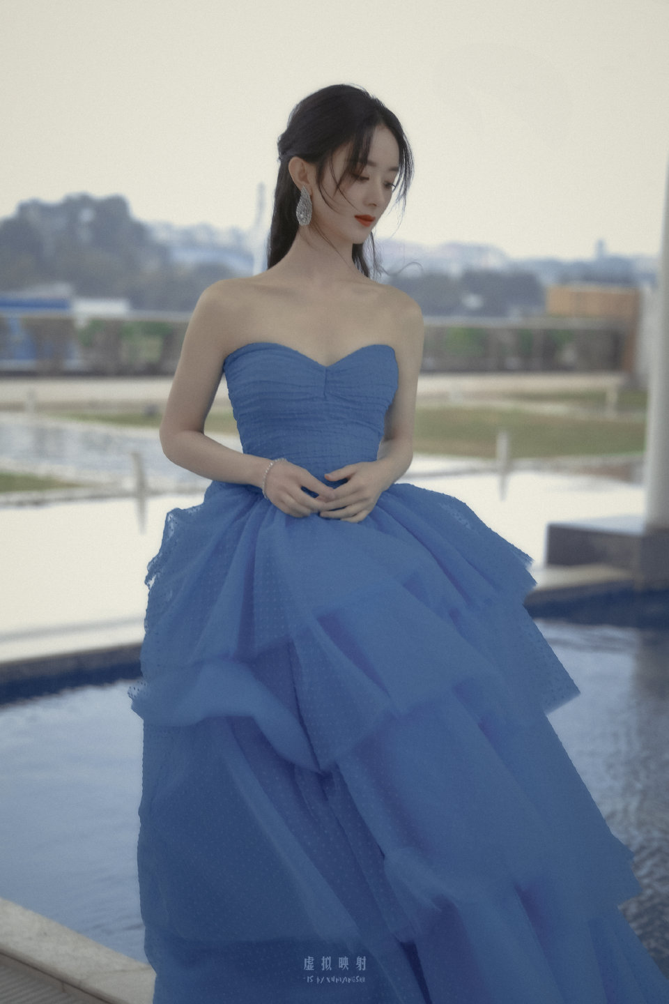赵丽颖好美啊,她身穿梦幻蓝色裙装,优雅站在水边,仿佛整个世界都映在