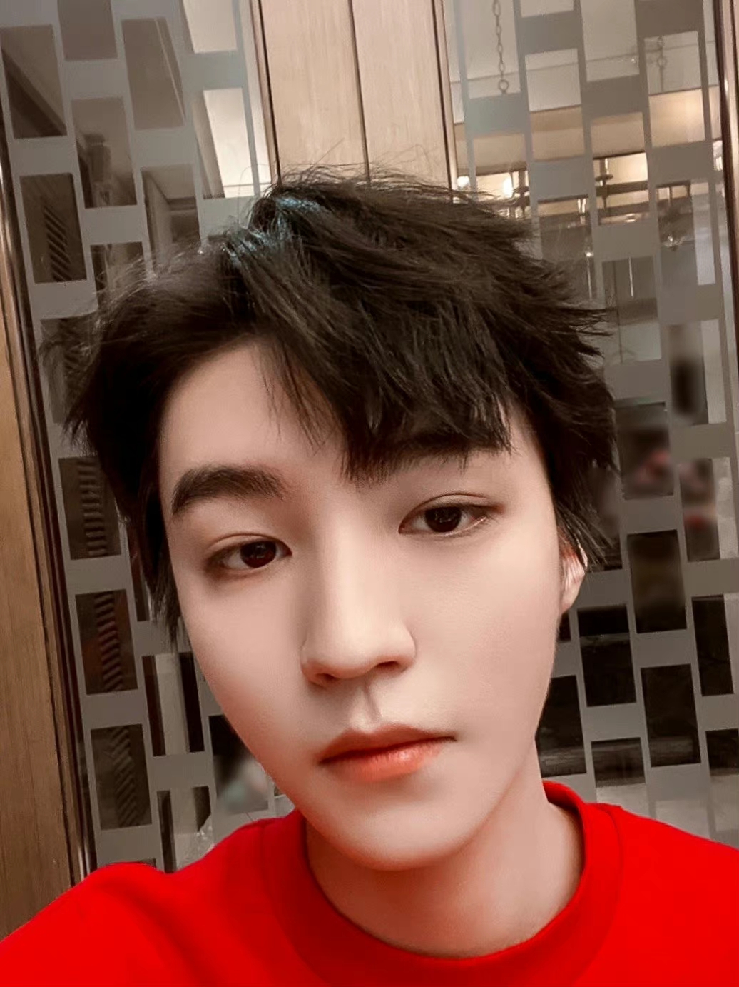 自拍照也能帅成这样,王俊凯,不愧是你!