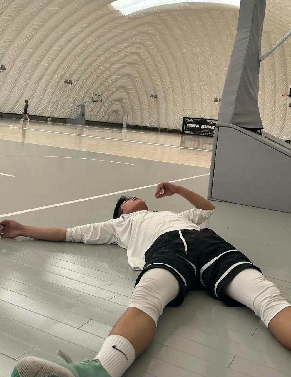 打篮球的帅小伙#帅哥# #体育生