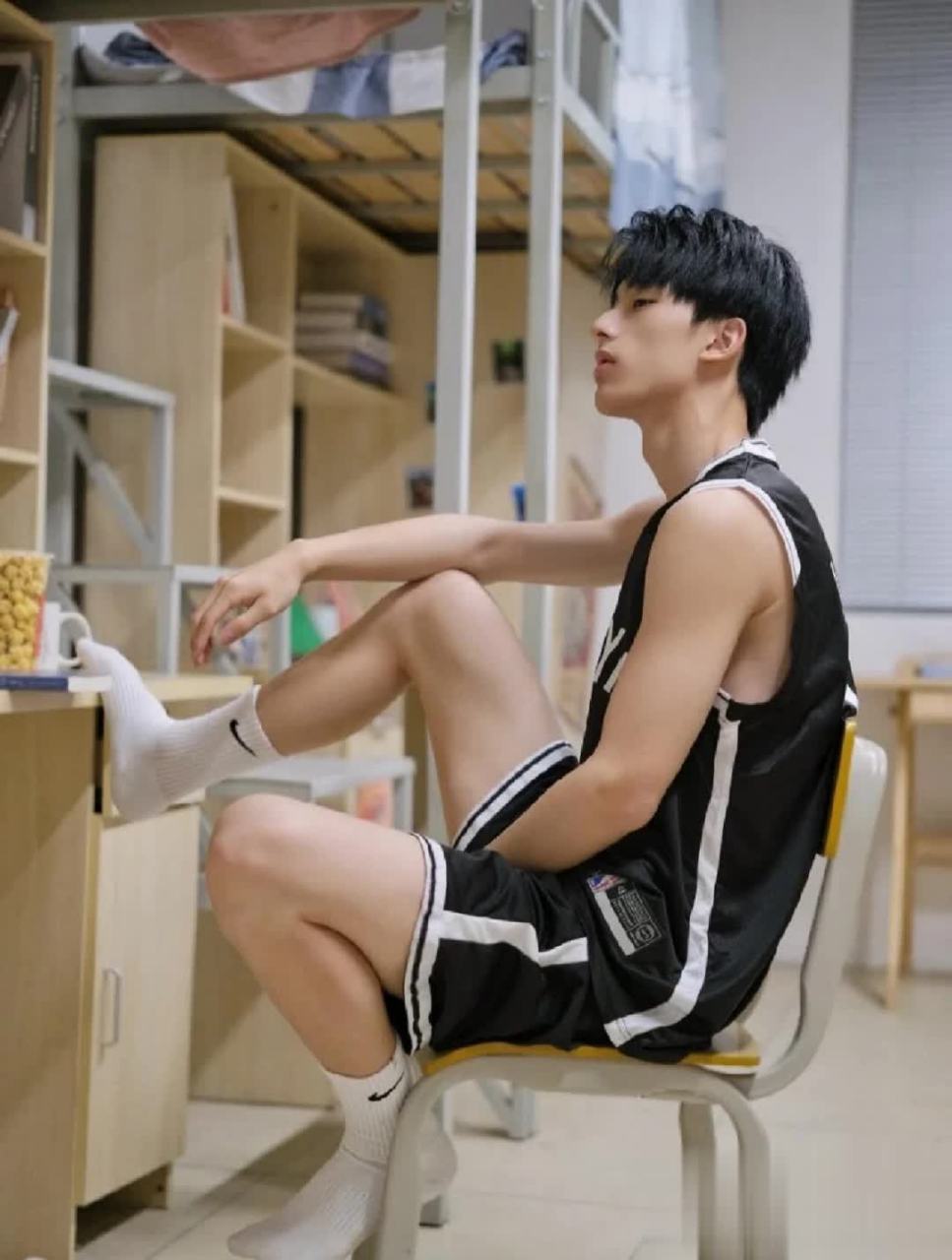 帅死!男大腹肌体育生,绝了#帅哥# #白袜# #小奶狗