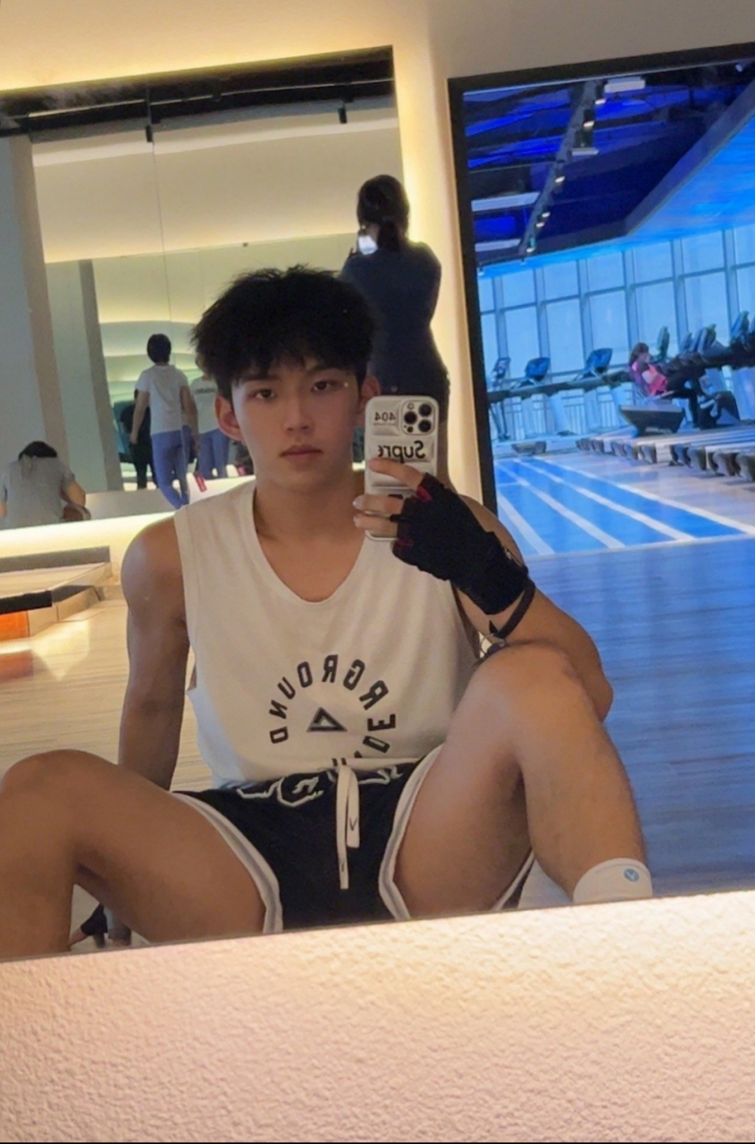 健身中的小帅哥#帅哥