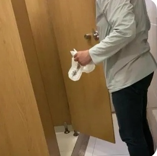 看这位男士穿的人五人六的,竟然在女厕所垃圾桶里找姨妈巾,也不嫌脏