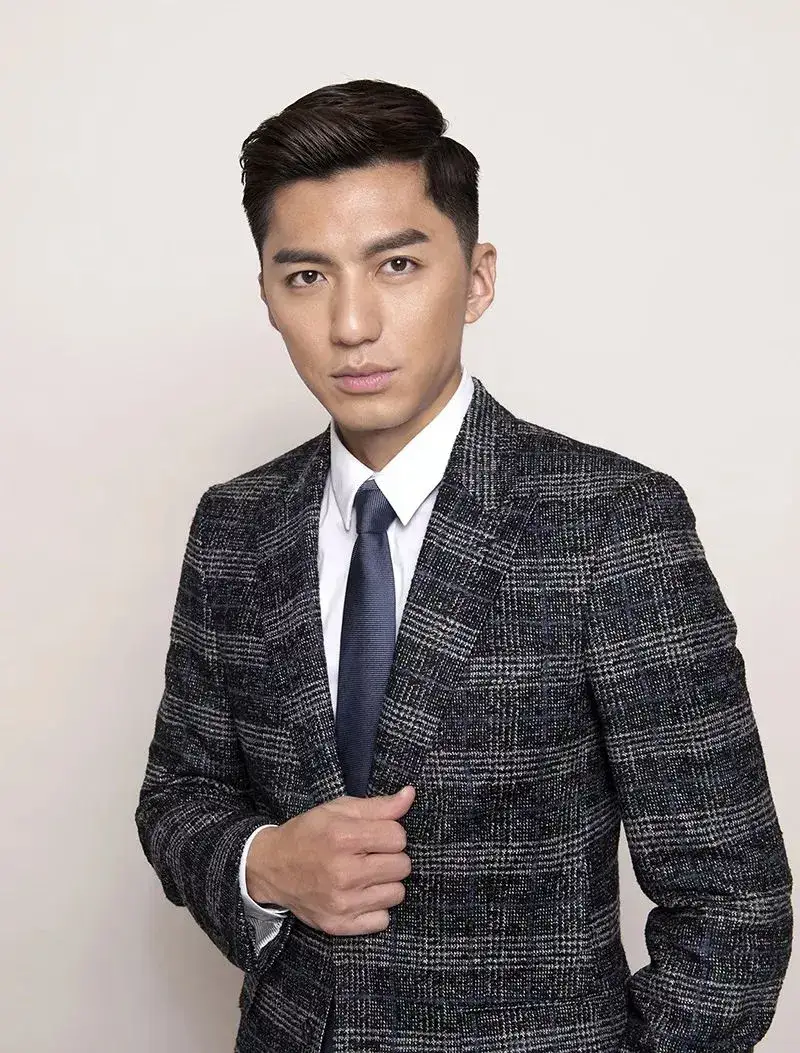 在最近的热播港剧《反黑英雄》中演员袁伟豪终于饰演了一位大反派