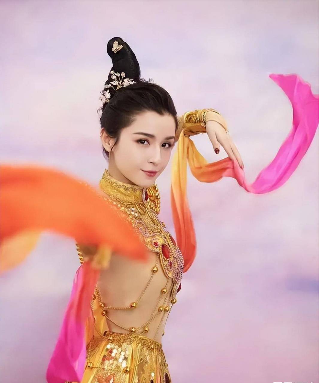 最近看到一组综艺节目的路透照,是哈尼克孜和赵小棠他们的出街视频