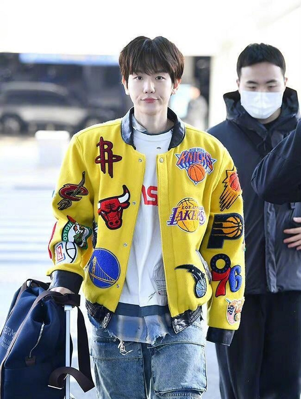 这是如今最新综艺五哈中的鹿晗,这是近期饭拍的边伯贤,如今两位都三十