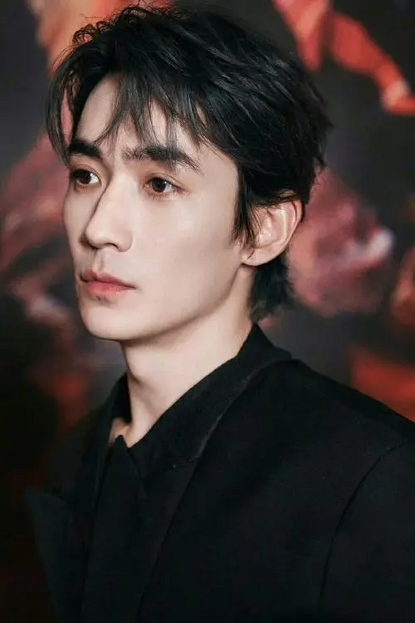 谁能想到当年从《镇魂》里漂亮,斯文,睫毛长长,眼睛好看的不真实的朱