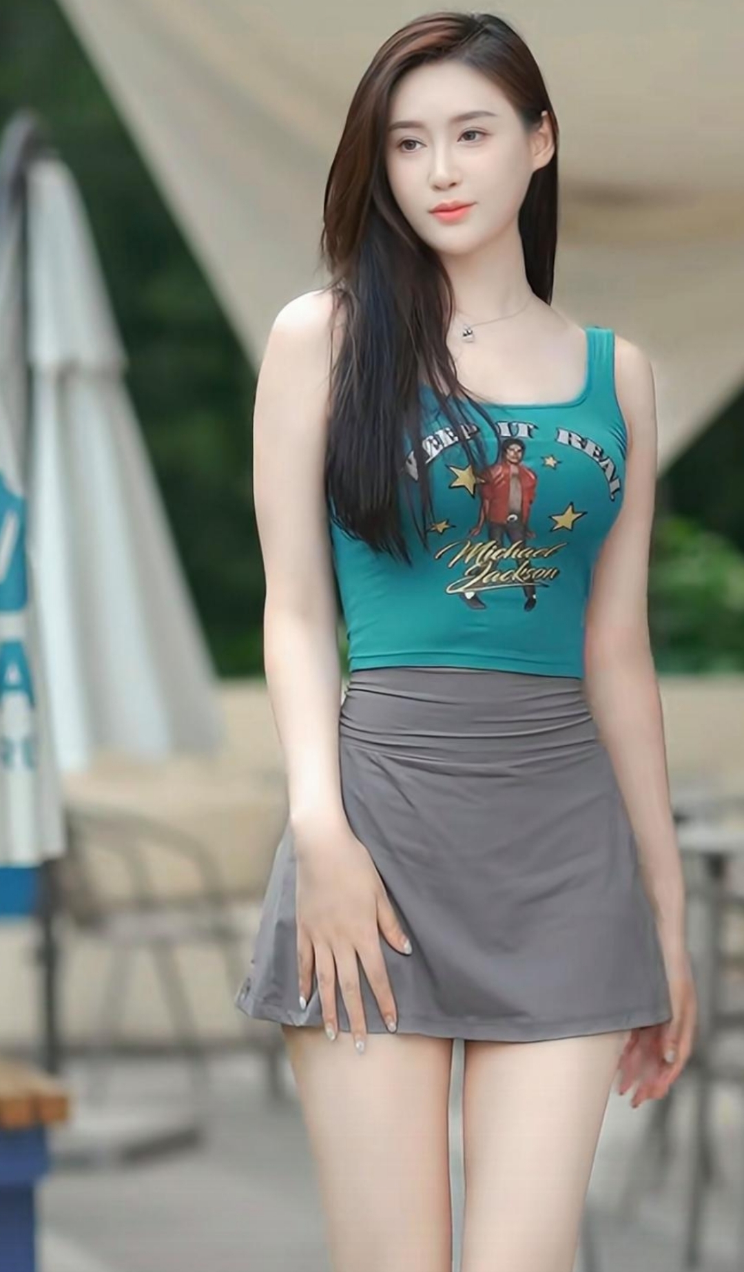 夏日炎炎,微风不燥,女孩清凉穿搭,走在街头,时尚又迷人.