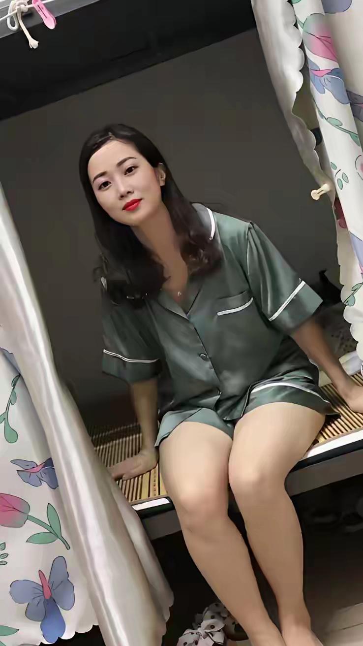 工厂里面的美女,笑语盈盈映日辉,车间也添几分媚.