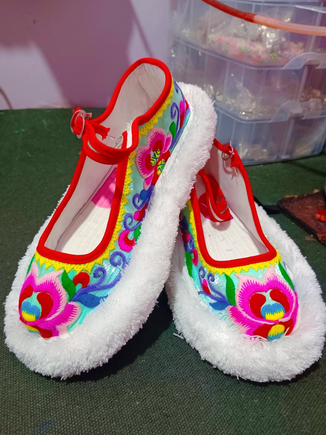 最美刺绣每日分享 ,这些绣花鞋太可爱了,简直舍不得穿!