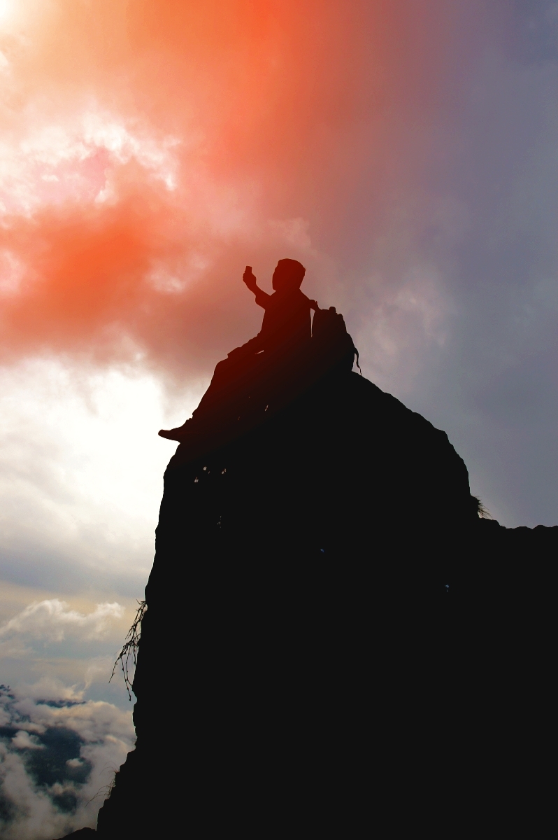 站在山顶,俯瞰城市繁华,心中不禁涌起一股豪情