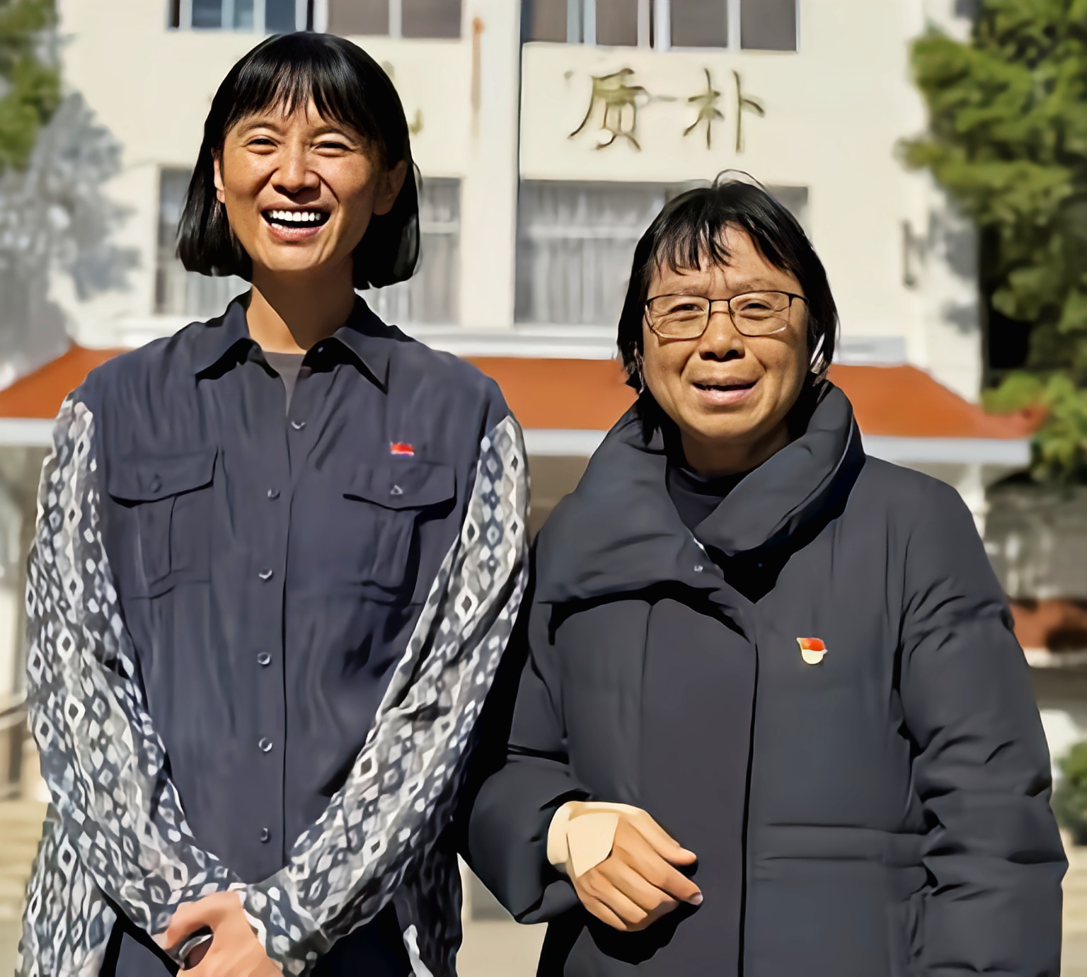 剧《山花浪漫时》播出六个月后和主创团队重返华坪女高看望张桂梅校长