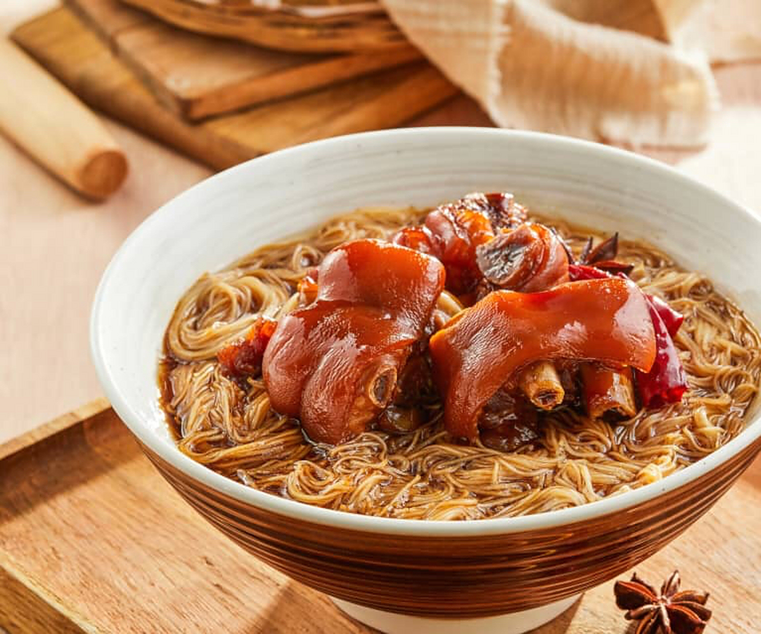 狂飙中高启强曾经回忆说:那时只有一碗猪脚面,妹妹高启兰吃肉,弟弟