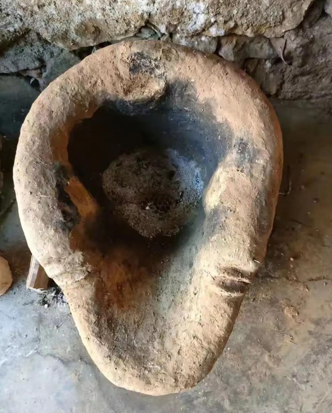 在一处偏僻的农村家里看到了这样一件东西,它是用泥土做的,像个小沙发