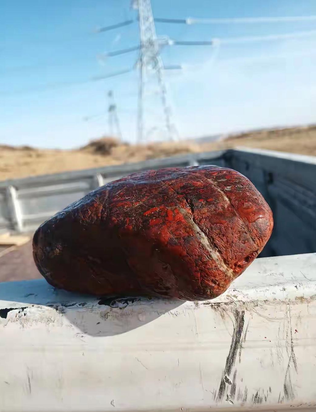 今天捡了一块石头,开始没太注意,回到车跟前用水洗了一下,看着还不错