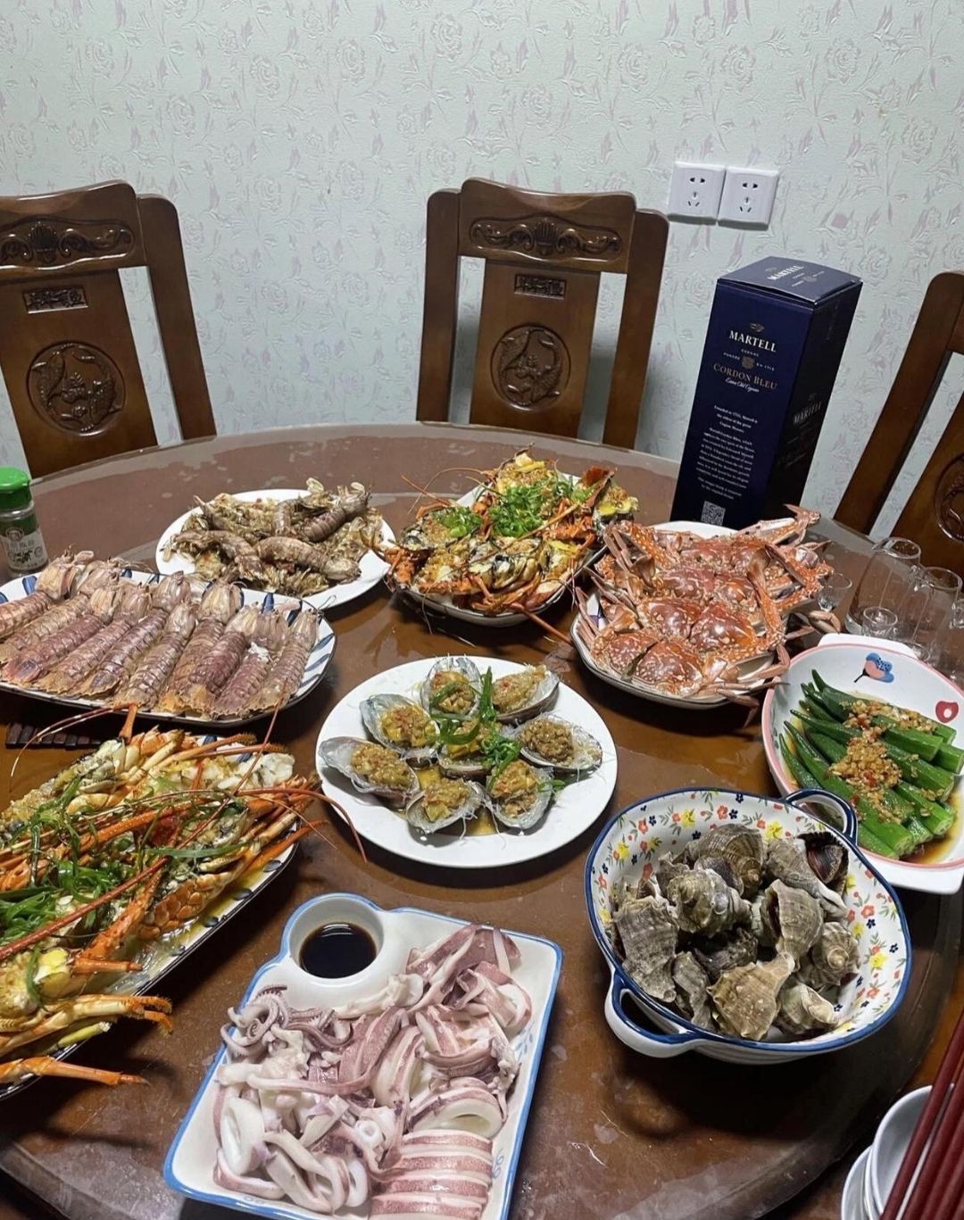 家人们谁懂啊,第一次去对象家见家长,老丈人丈母娘整了满满一桌硬菜