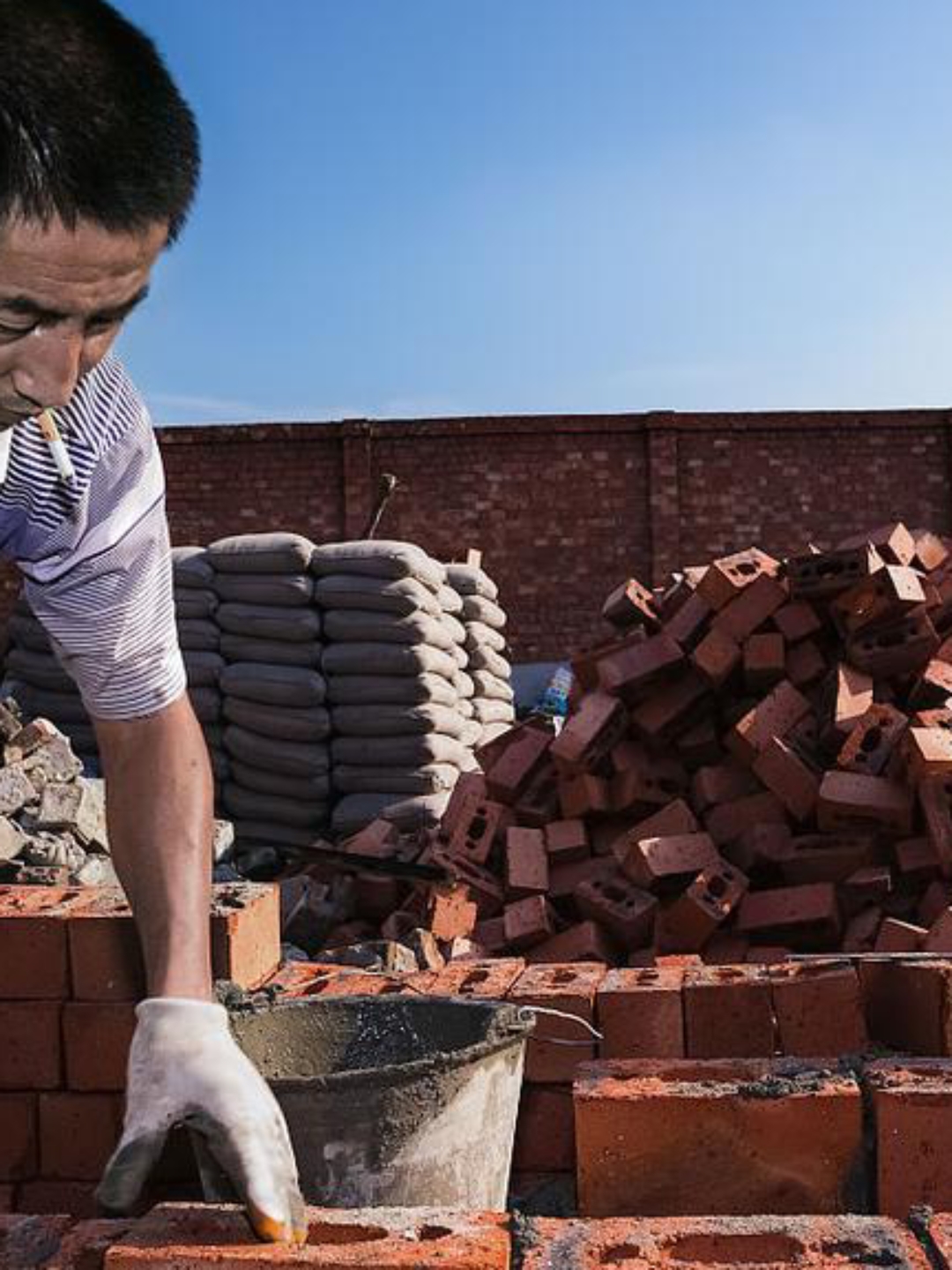 然而,正当大伯筹备砖材,准备筑起砖模之际,包工头却提出了一个颠覆