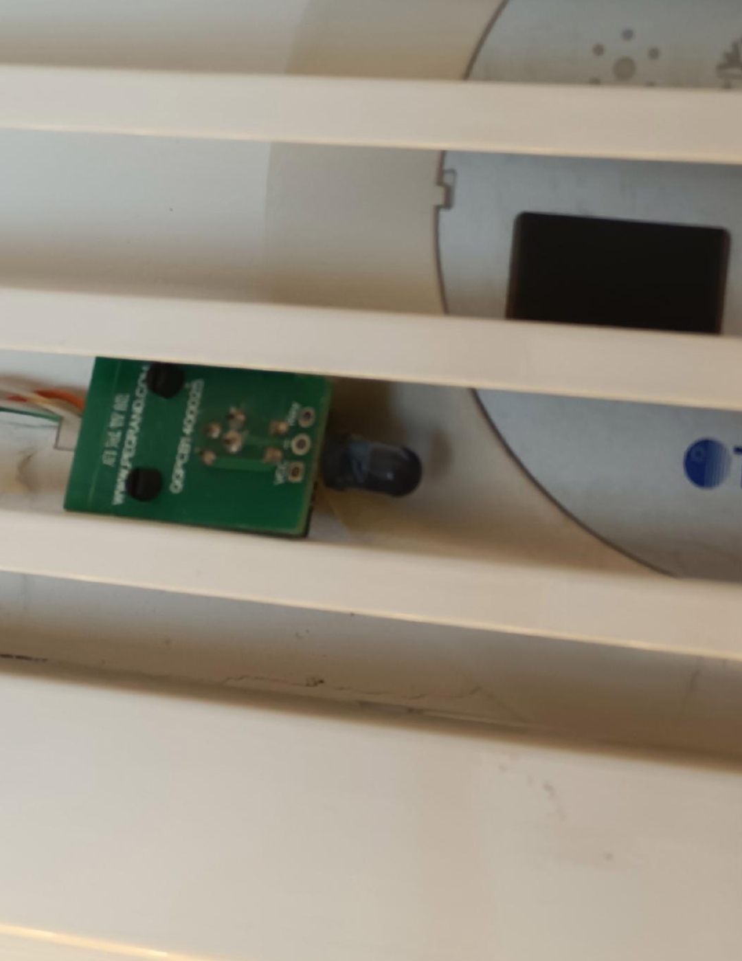 今天到近郊旅游在宾馆里发现的,同事们说这是空调信号接收器,但我不