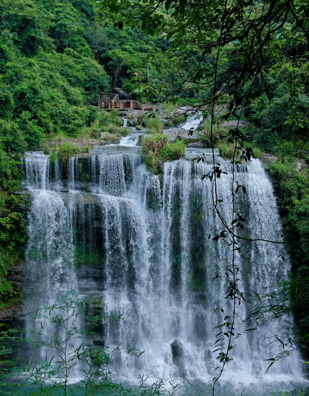 揭阳十大夏季旅游好去处  1,黄满寨瀑布旅游区:享有"岭南第一瀑"美誉