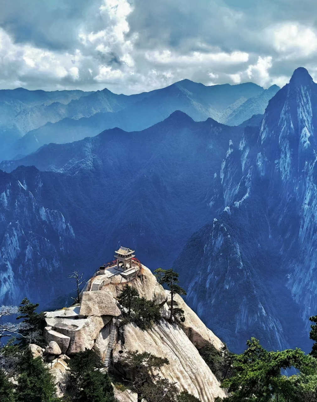 陕西十大夏季旅游好去处  1,华山: 作为中国十大名山之一,华山在夏季