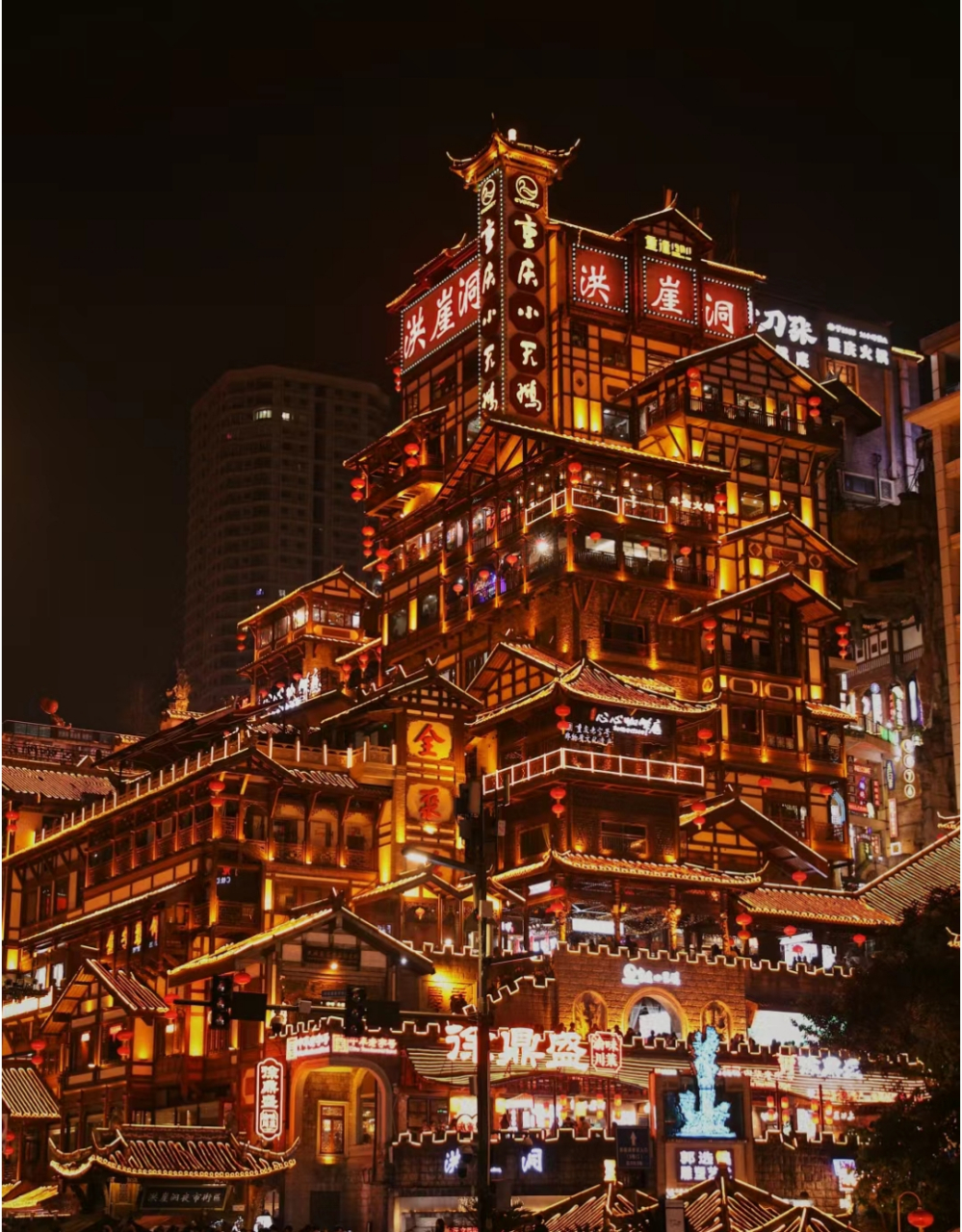 重庆十大热门旅游景点  1,重庆洪崖洞: 以其依山而建的吊脚楼和巴渝