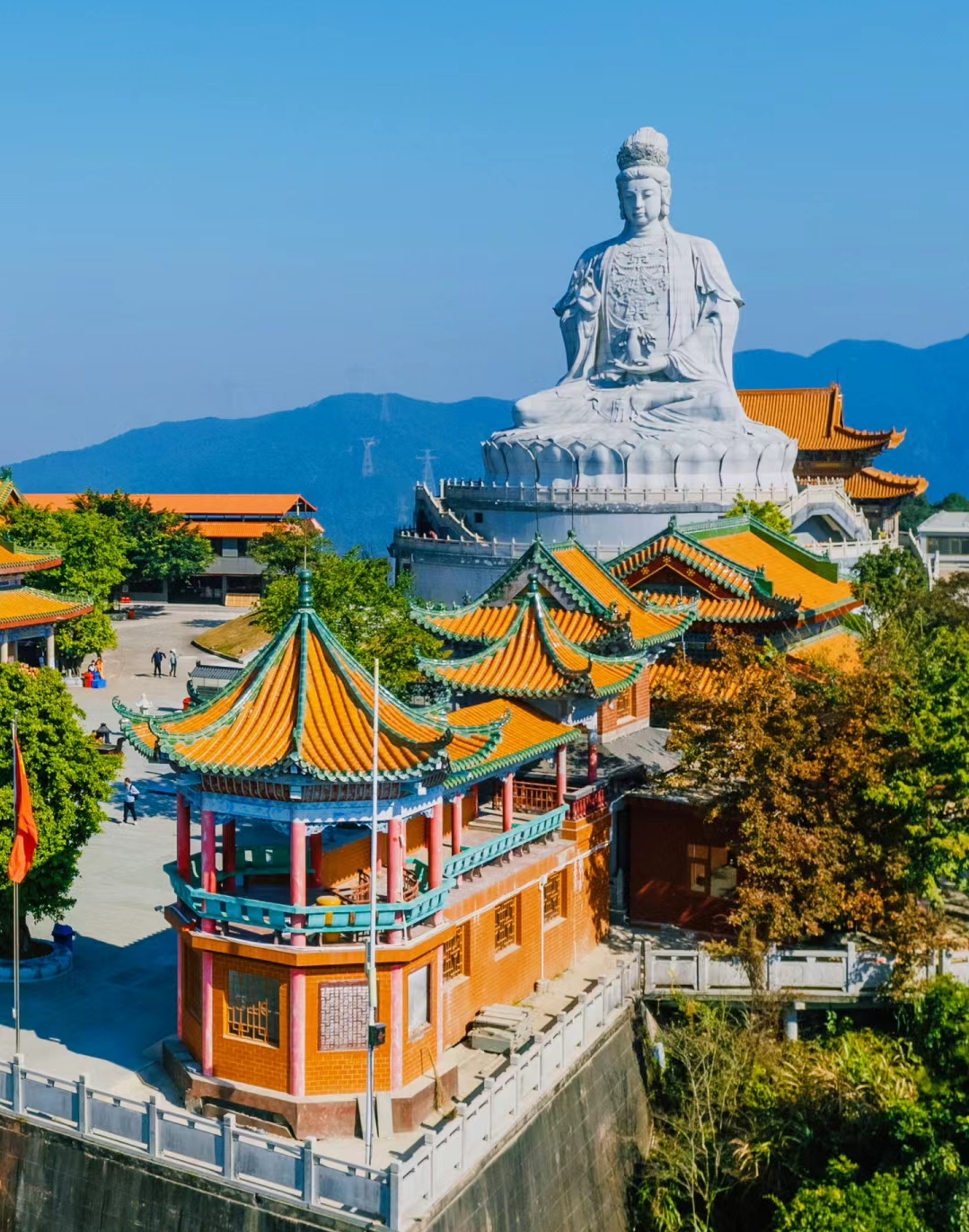 一天之内,体验观音山的宁静祈福,银瓶山的自然壮美,以及隐贤山庄的