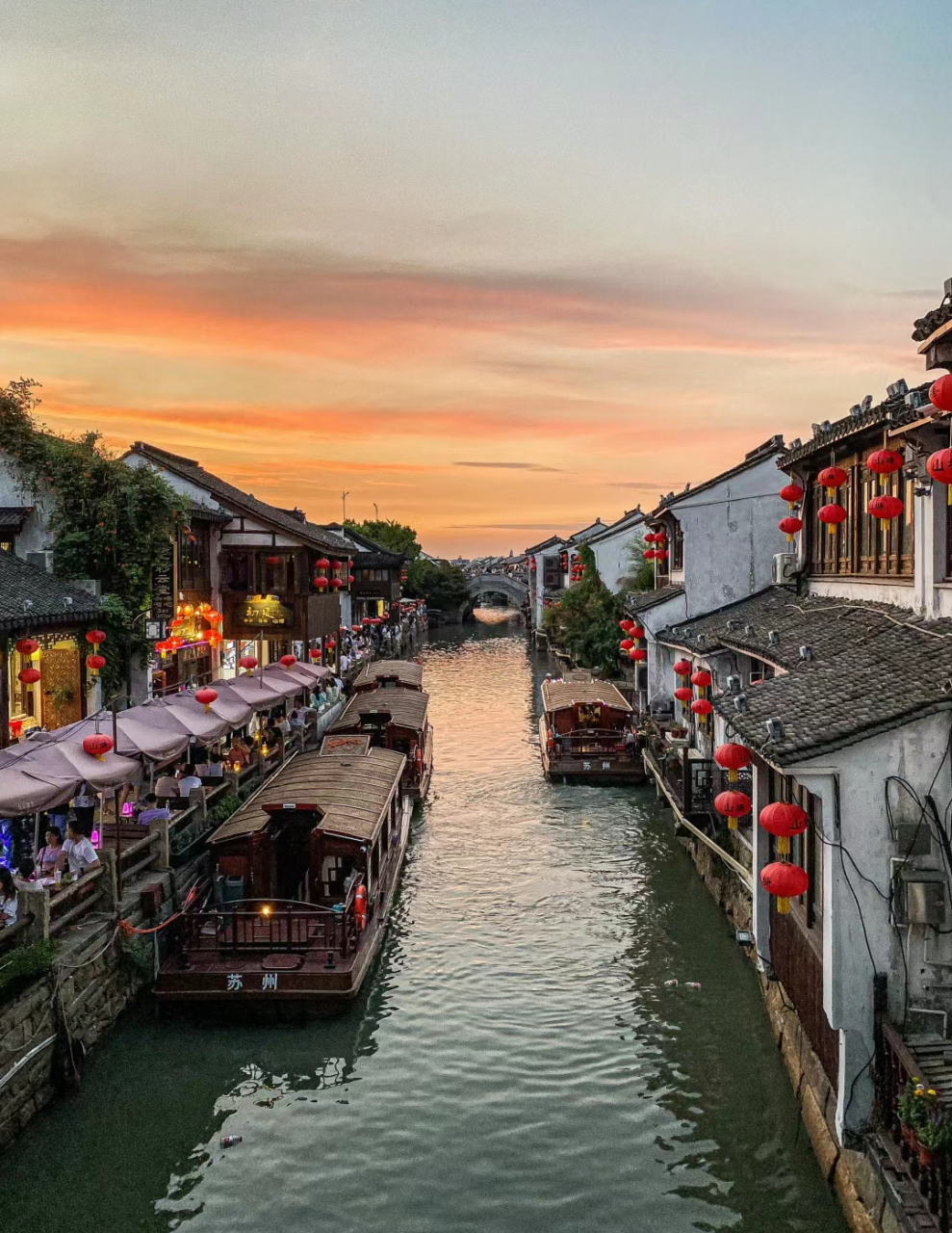 苏州十大必游景点  1,苏州园林: 古典园林的总称,包括拙政园,留园等