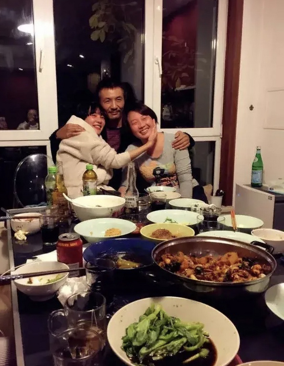 朴树44岁生日时,朴树的妻子吴晓敏晒出一张照片,照片上朴树搂着两个