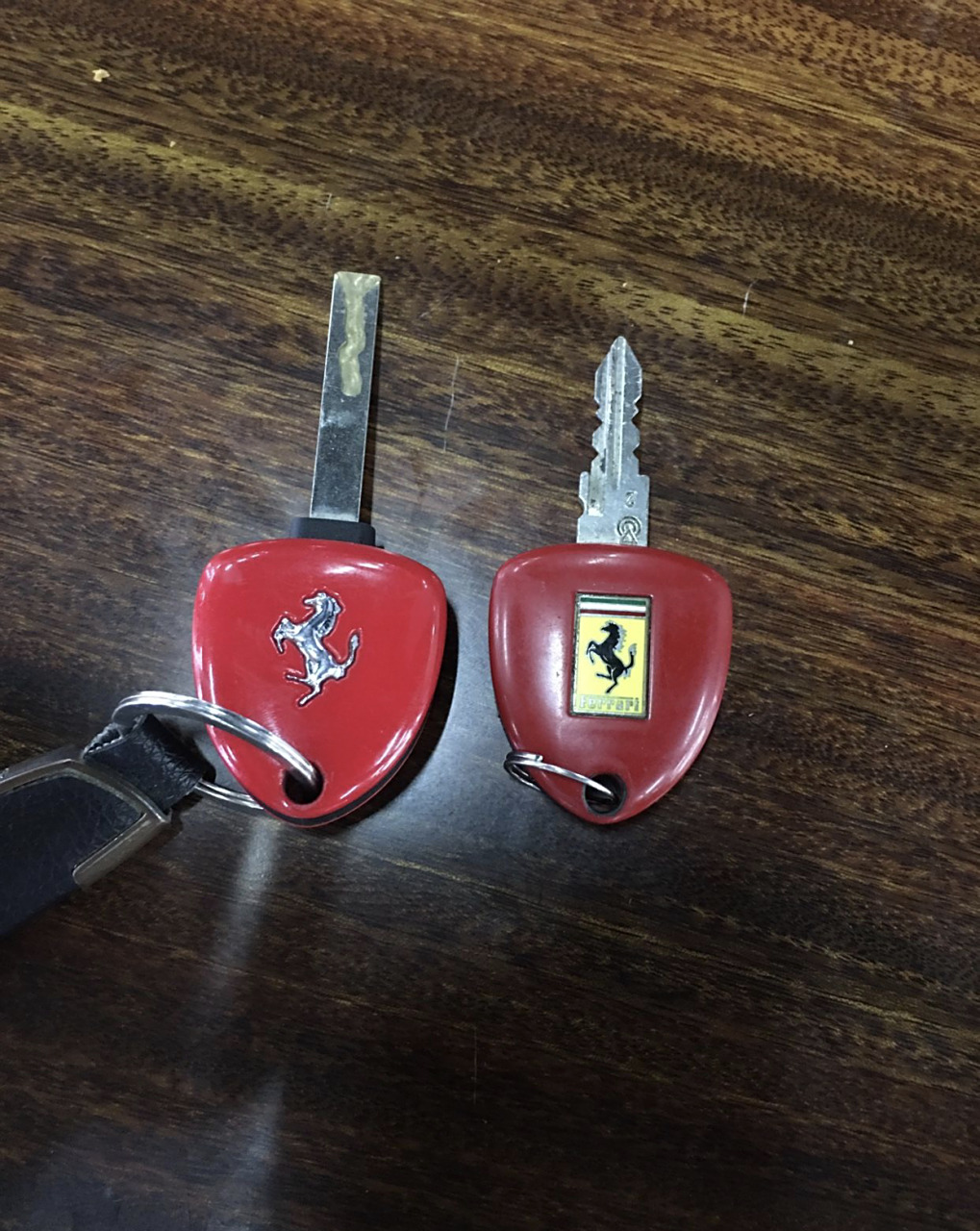 猜一猜那个是真的法拉利的钥匙?