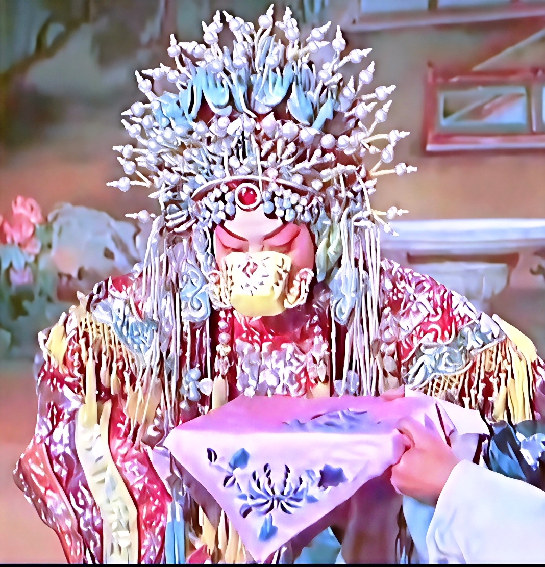 民国京剧大师梅兰芳《贵妃醉酒》里的绝活1,口咬瓷碗;2,极限下蹲;3