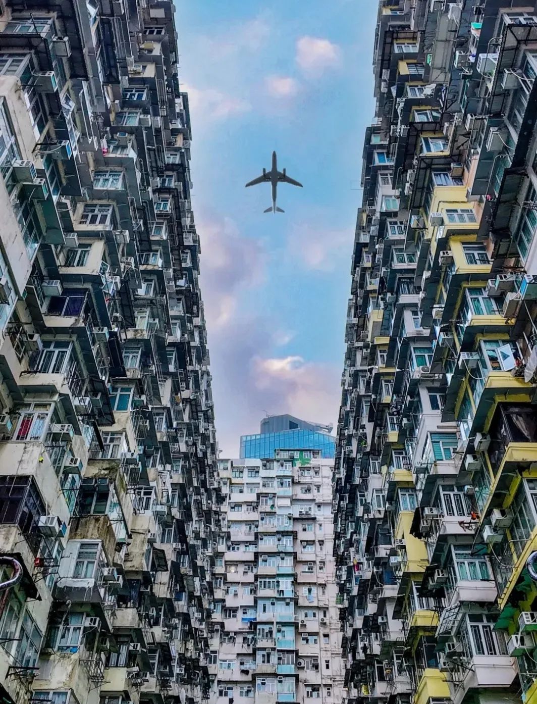 香港"怪兽大厦"鸽子楼,现代版"九龙城寨"!