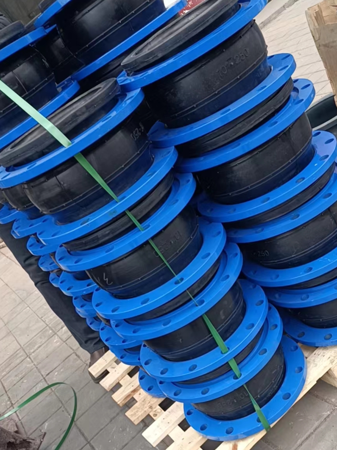 水泵房用可曲挠橡胶软接头: 橡胶软接头主要由内胶层,增强层,外胶层