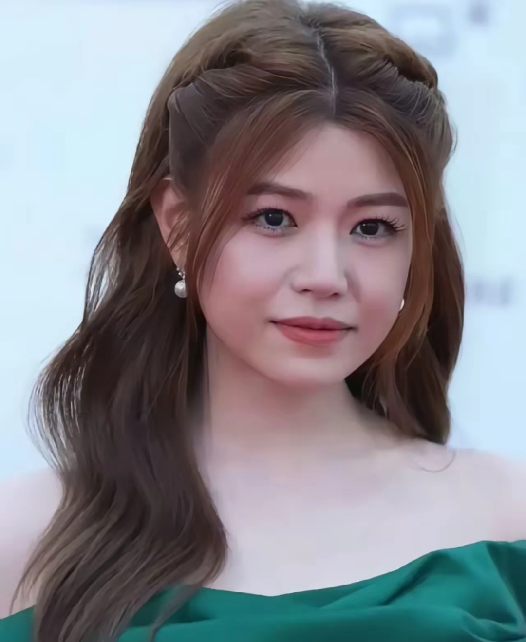 陈妍希虽说包子脸但她很会打扮把头发高盘拉长了脸部线条秒变