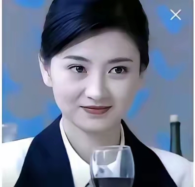 她就是斓曦,在电视剧里扮演过军统特工