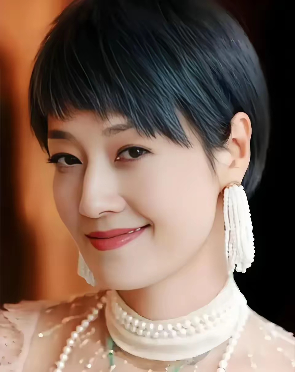 马伊琍的气质有多好,一头短发干净利落,马伊琍很漂亮,是一位端庄大方