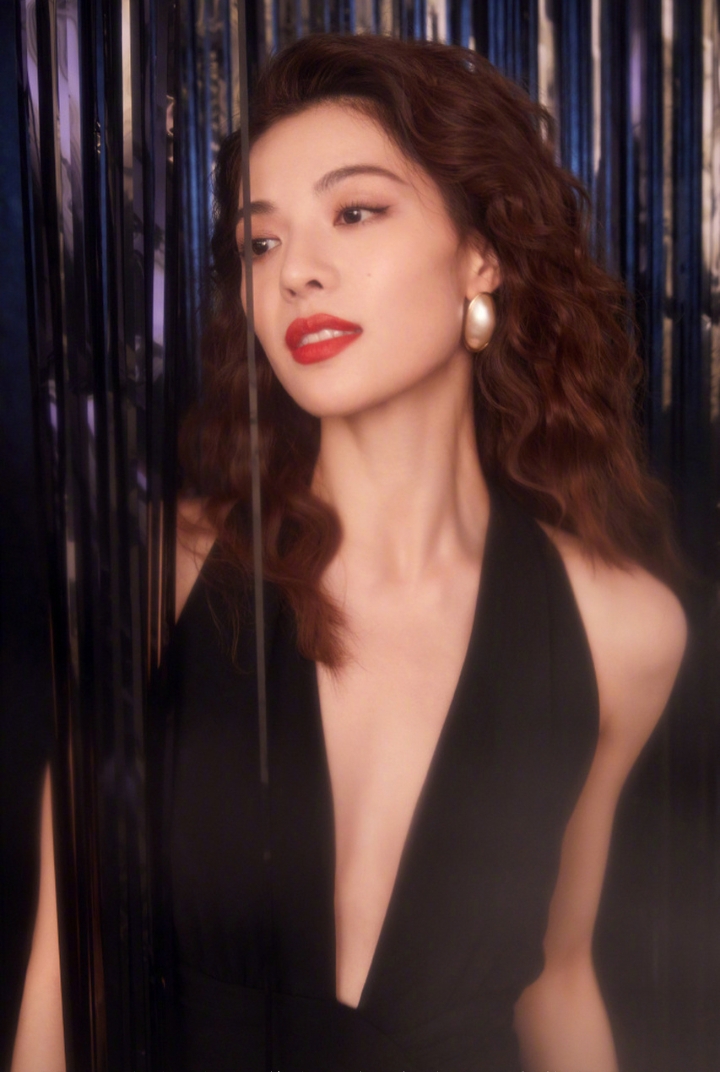 同样是法式复古风爱好者,钟楚曦和杨采钰两位明艳大气型美女大家更