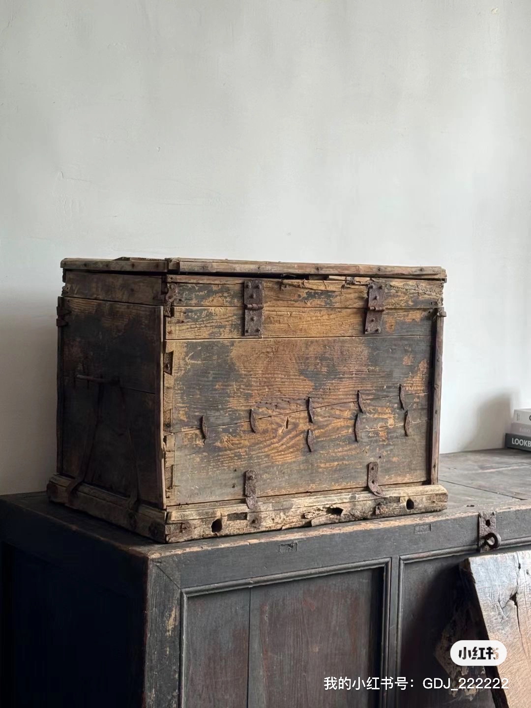 复古木质箱子,藏着时光的秘密  一只深棕色的木质箱子,静静地躺在黑色