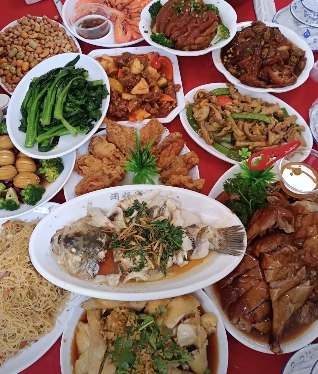 订婚宴摆了15桌,女方亲戚乌泱泱坐满大厅,不知道的还以为办婚礼呢!